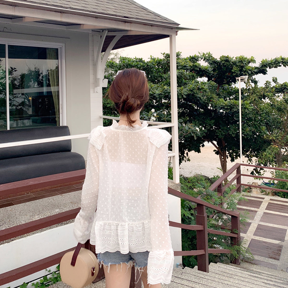 New hollowed out V-neck horn sleeve shirt