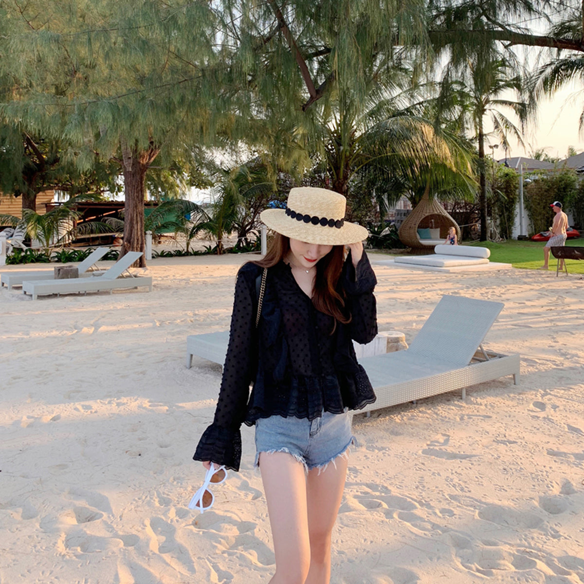 New hollowed out V-neck horn sleeve shirt